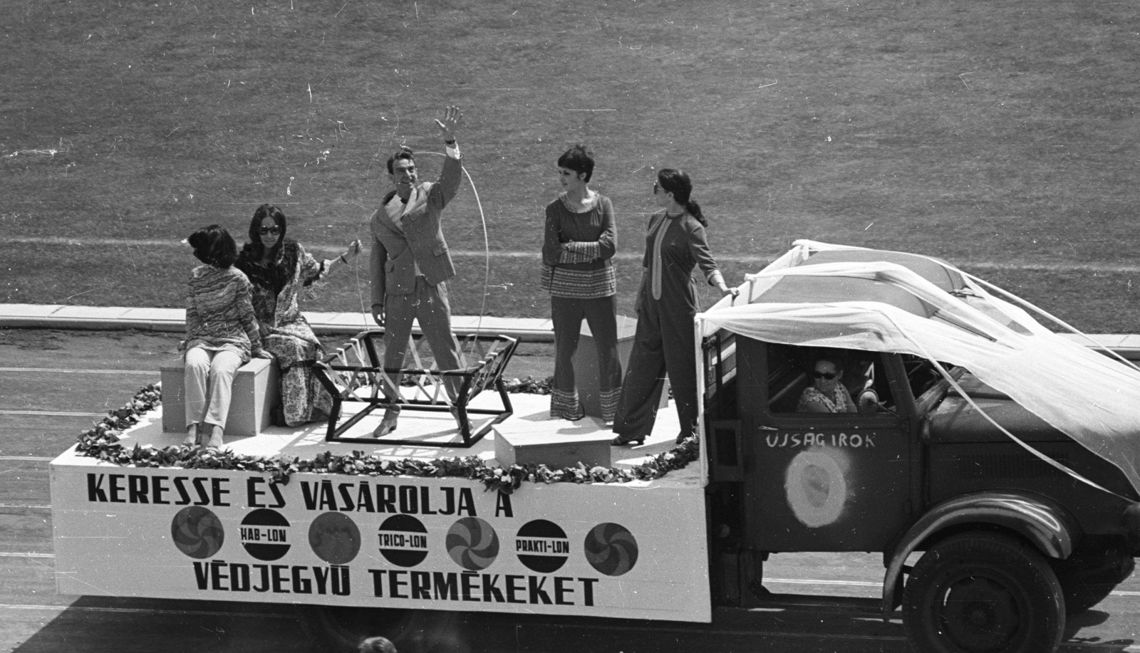 Hungary, Népstadion, Budapest XIV., Színészek-Újságírók Rangadó (SZÚR), ifj. Latabár Kálmán színművész., 1969, Nagy Gyula, ad, celebrity, commercial vehicle, Budapest, Fortepan #50275