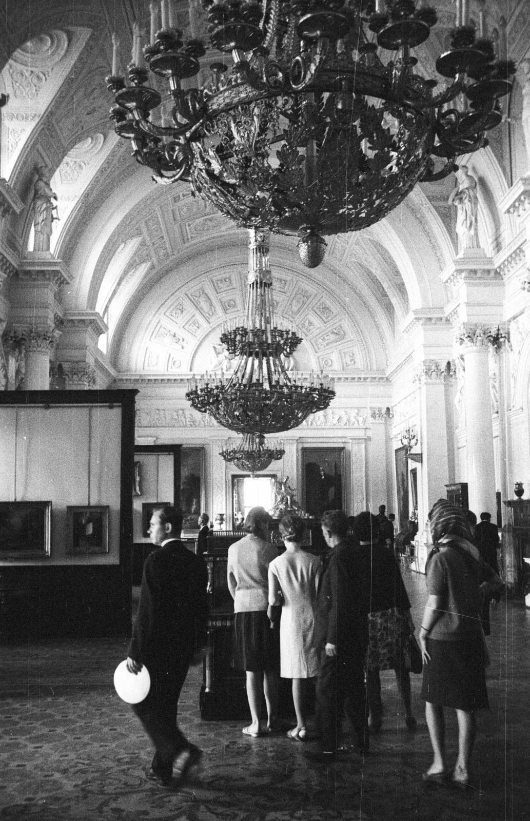 Russia, Saint Petersburg, (Leningrád) Ermitázs., 1967, Nagy Gyula, Soviet Union, museum, chandelier, gallery, Fortepan #50290