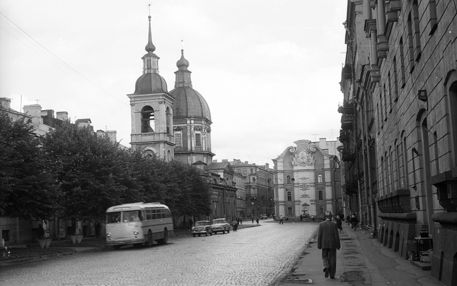 Russia, Saint Petersburg, (Leningrád) Pesztelja utca, szemben a Szent Pantaleon-templom., 1967, Nagy Gyula, Soviet Union, church, bus, Fortepan #50294