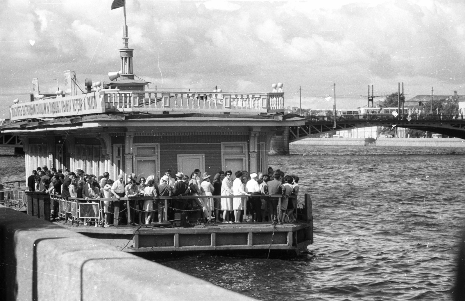 Russia, Saint Petersburg, (Leningrád) hajóállomás a Néván, háttérben a Palota híd., 1967, Nagy Gyula, Soviet Union, Cyrillic alphabet, Fortepan #50300