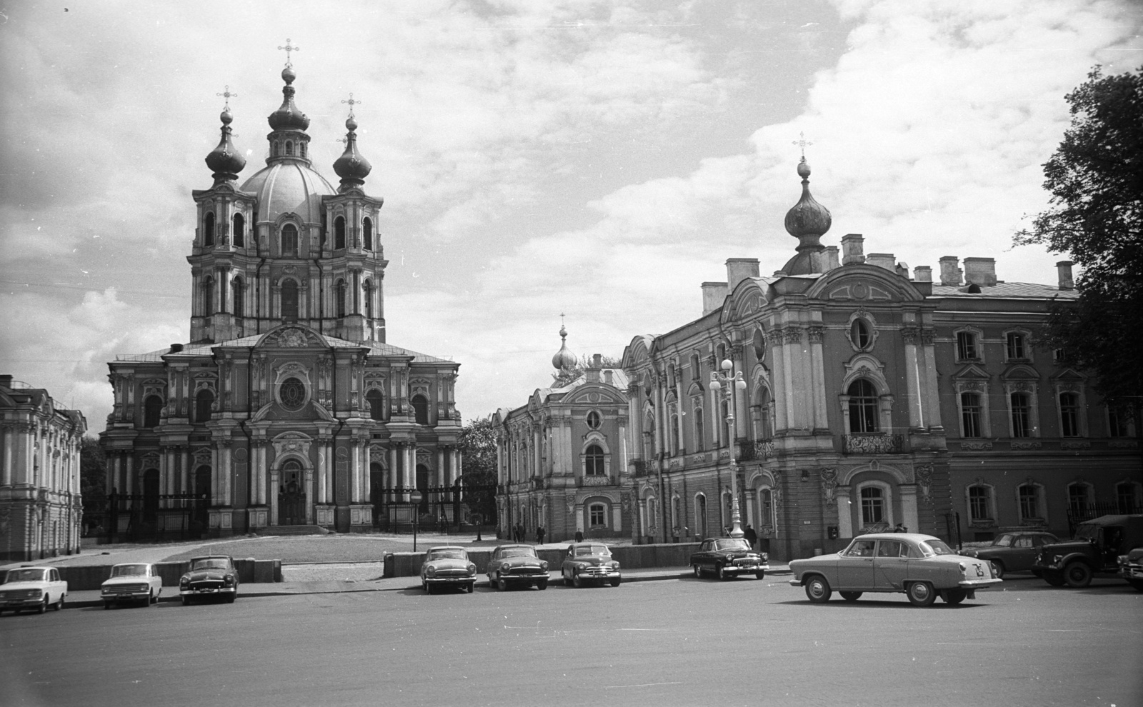 Oroszország, Szentpétervár, (Leningrád) Rasztrelli tér, Szmolnij-székesegyház., 1967, Nagy Gyula, Szovjetunió, templom, Moszkvics-márka, automobil, GAZ M21 Volga, Fortepan #50304