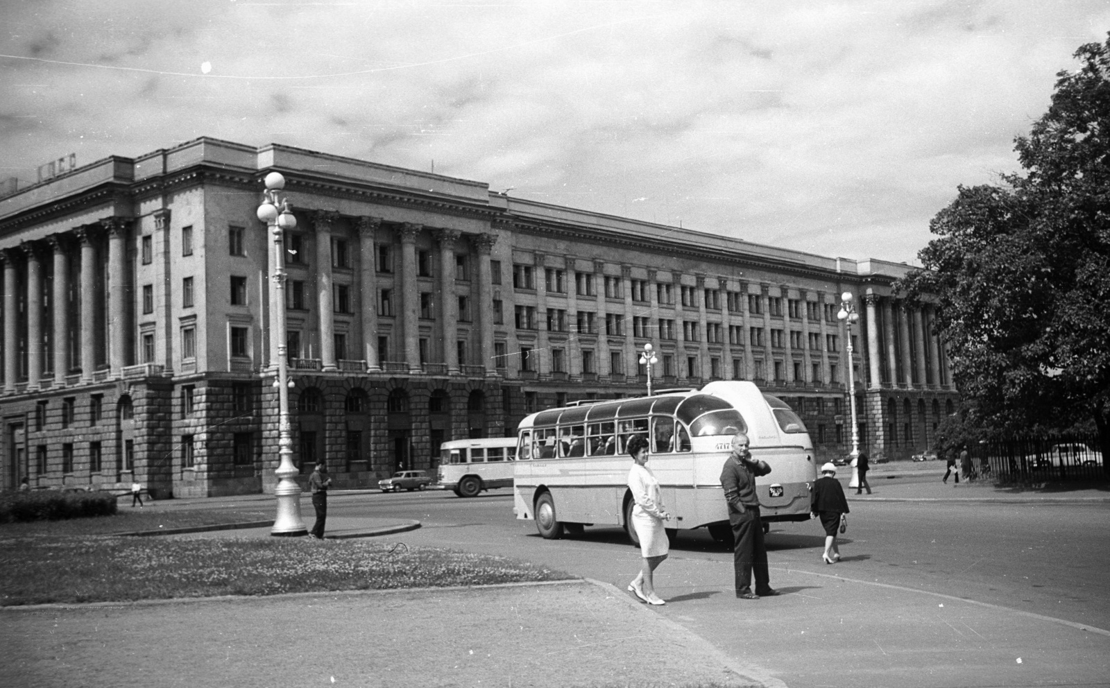 Russia, Saint Petersburg, (Leningrád), Rasztrelli tér a Proletárdiktatúra utca felé nézve., 1967, Nagy Gyula, Soviet Union, bus, LAZ-brand, Cyrillic alphabet, Fortepan #50305