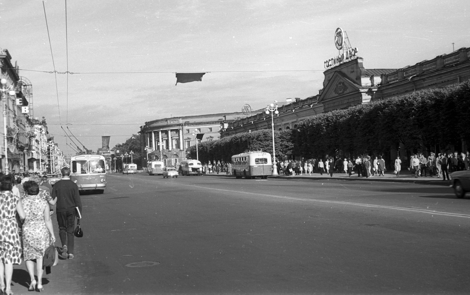 Russia, Saint Petersburg, (Leningrád) Nyevszkij sugárút, jobbra a Gostinij Dvor áruház ., 1967, Nagy Gyula, Soviet Union, Soviet brand, trolley bus, Cyrillic alphabet, Fortepan #50309