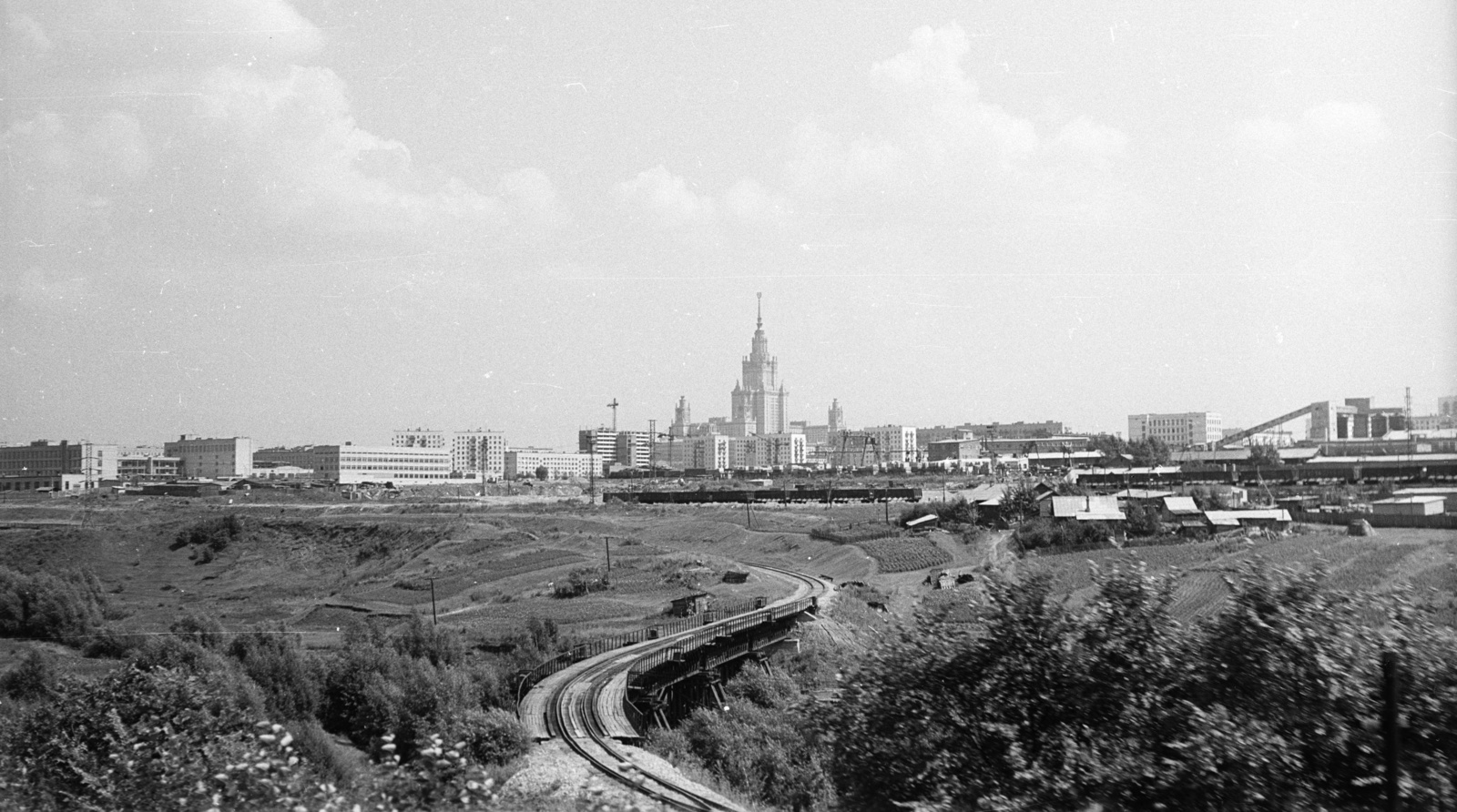 Russia, Moscow, a felvétel a Matvejevszkaja állomás közelében készült az elővárosi vasút ablakából. A távolban kimagaslik a Lomonoszov Egyetem épülete., 1967, Nagy Gyula, Soviet Union, railway, Fortepan #50311