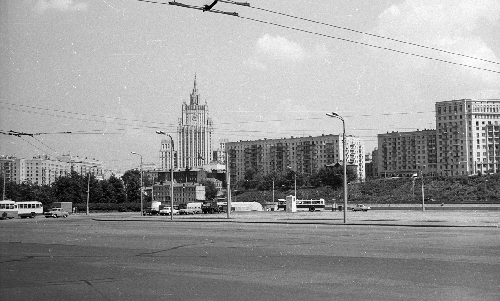 Russia, Moscow, a Külügyminisztérium felhőkarcolója a Kijevi pályaudvar felől nézve., 1967, Nagy Gyula, Soviet Union, street view, lamp post, Fortepan #50312