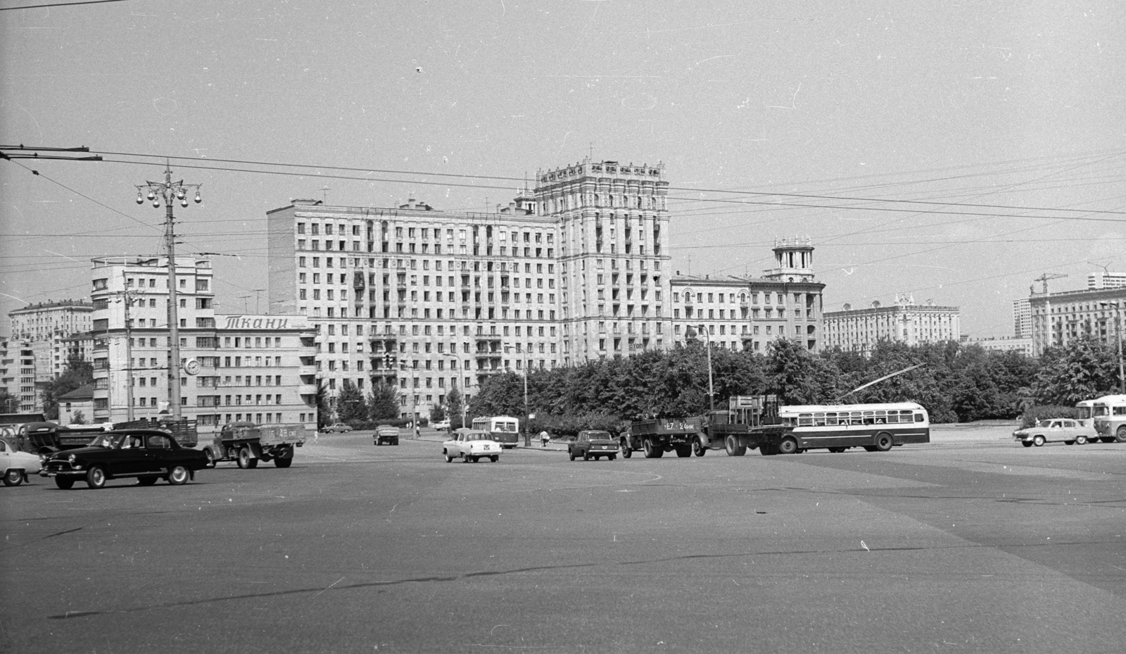 Russia, Moscow, Európa tér a Kijevi pályaudvar felől nézve., 1967, Nagy Gyula, Soviet Union, traffic, commercial vehicle, street view, trolley bus, lamp post, Fortepan #50313