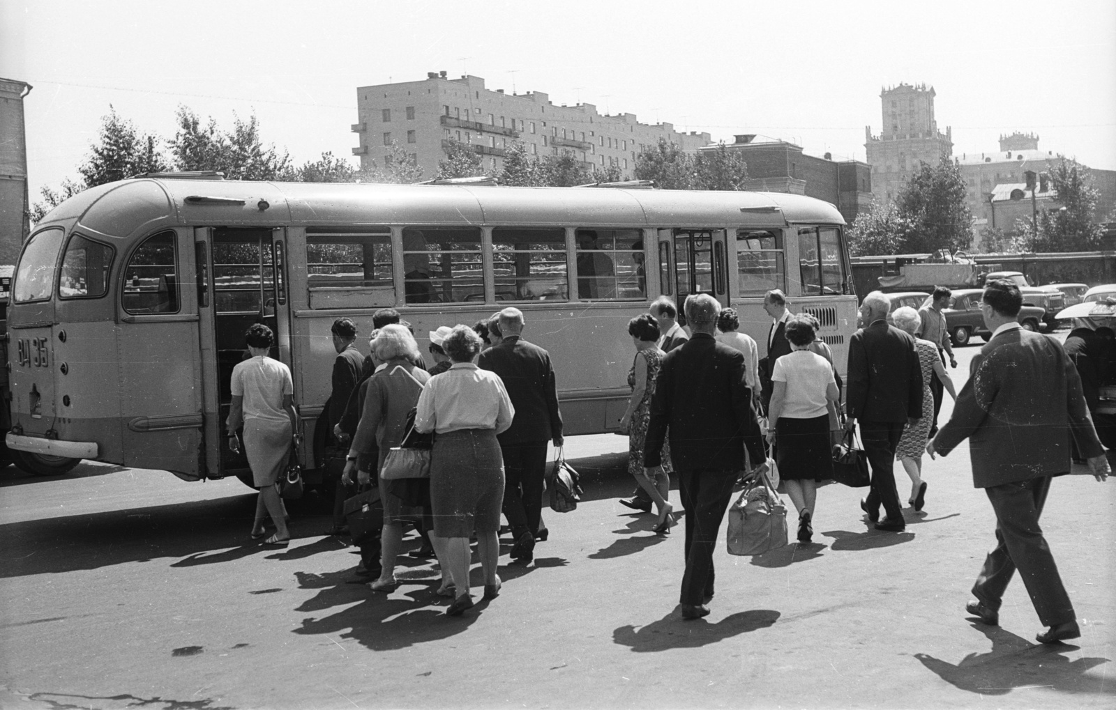 Russia, Moscow, parkoló a Kijevi Pályaudvar előtt., 1967, Nagy Gyula, Soviet Union, bus, handbag, passenger, Fortepan #50314