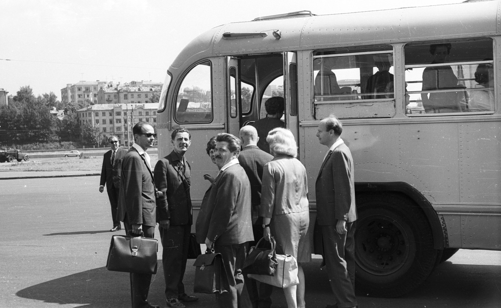 Russia, Moscow, parkoló a Kijevi Pályaudvar előtt., 1967, Nagy Gyula, Soviet Union, bus, briefcase, passenger, Fortepan #50315