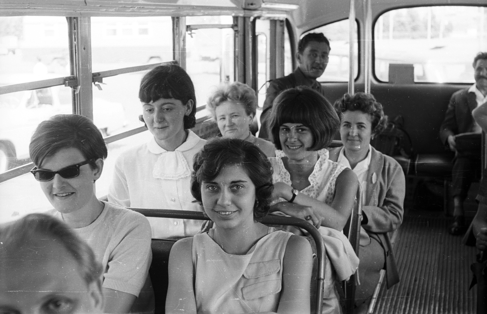 Russia, Moscow, a felvétel a Kijevi Pályaudvar előtti parkolóban álló autóbuszban készült., 1967, Nagy Gyula, Soviet Union, bus, women, travelling, shades, hairdo, passenger, vehicle interior, Fortepan #50318