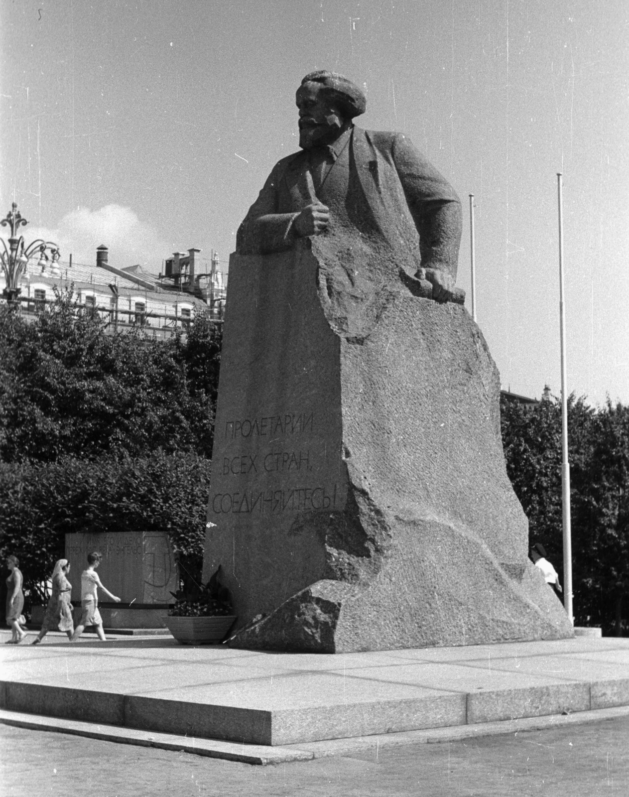 Russia, Moscow, Színház (Szverdlov) tér, Marx Károly szobra., 1967, Nagy Gyula, Soviet Union, sculpture, monument, Karl Marx-portrayal, Cyrillic alphabet, Lev Kerbel-design, Fortepan #50322