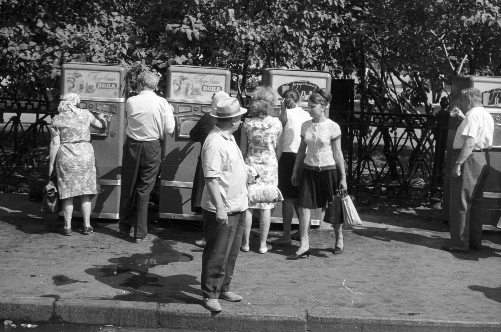 Russia, 1967, Nagy Gyula, Soviet Union, genre painting, vending machine, Fortepan #50323