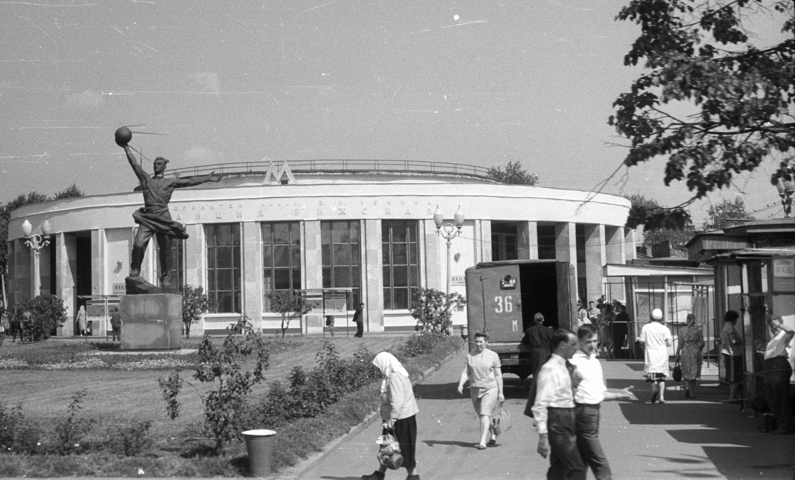 Russia, Moscow, Rizsszkaja metróállomás, előtte a Szputnyik-1 (a világ első műholdja) építőinek állított emlékmű., 1967, Nagy Gyula, Soviet Union, sculpture, commercial vehicle, genre painting, socialist realism, Cyrillic alphabet, Fortepan #50324