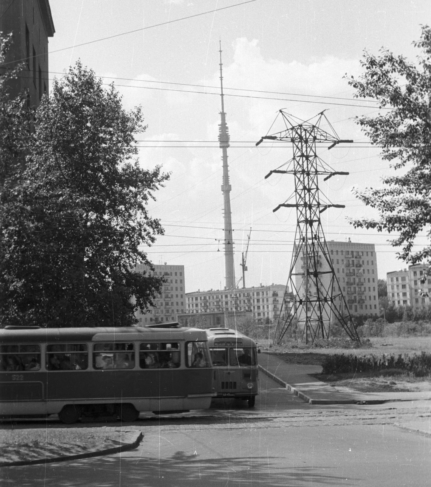 Russia, Moscow, az Osztankinói tévétorony a Mir sugárút és a Zvjozdnyij körút találkozása felől nézve., 1967, Nagy Gyula, Soviet Union, bus, Tatra-brand, tram, TV tower, aerial wire, power line, public transport, Nikolai Nikitin-design, Fortepan #50325