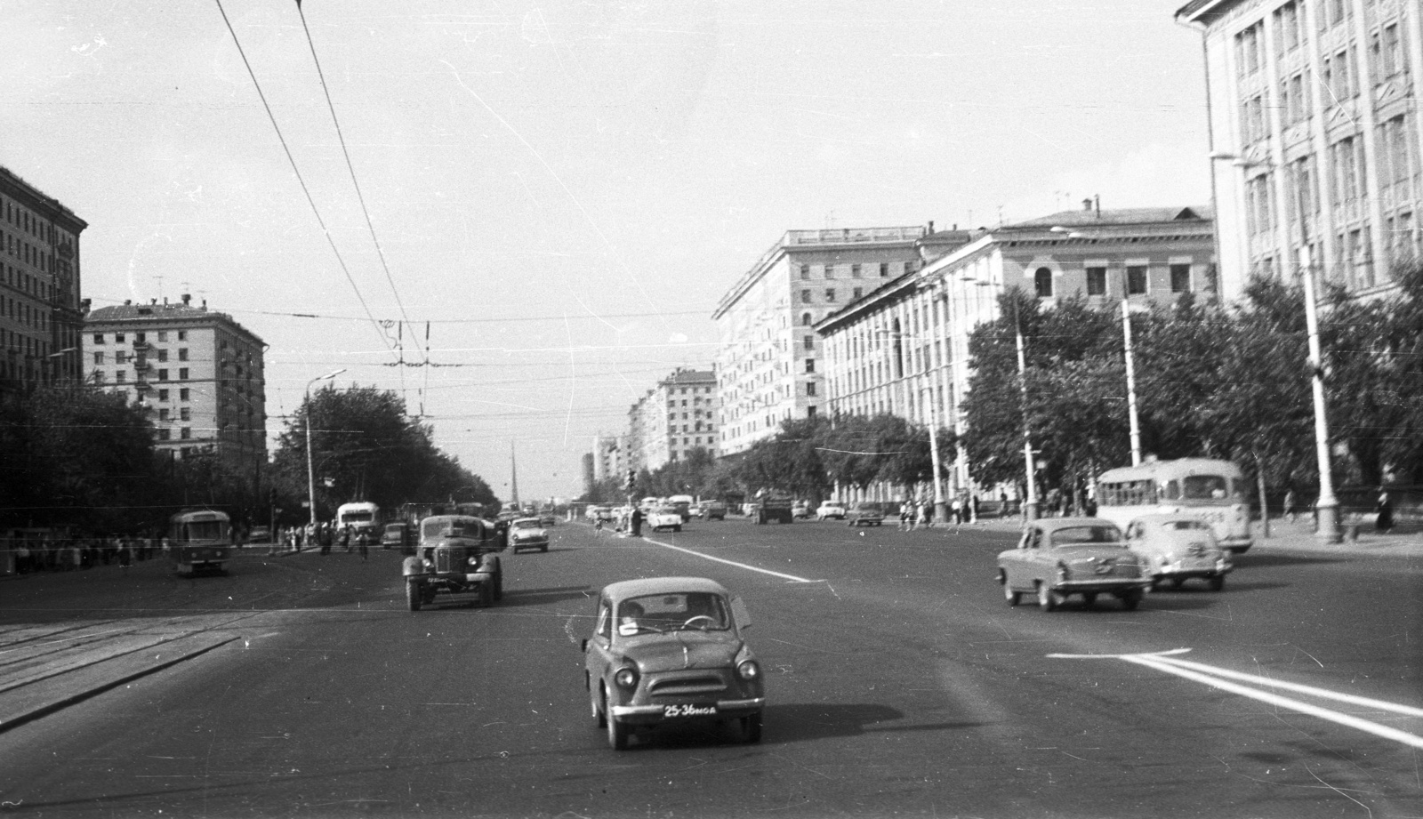 Russia, Moscow, Mir sugárút, a távolban a Világűr Meghódítása emlékmű., 1967, Nagy Gyula, Soviet Union, traffic, bus, commercial vehicle, street view, Zaporozhetz-brand, Fortepan #50327
