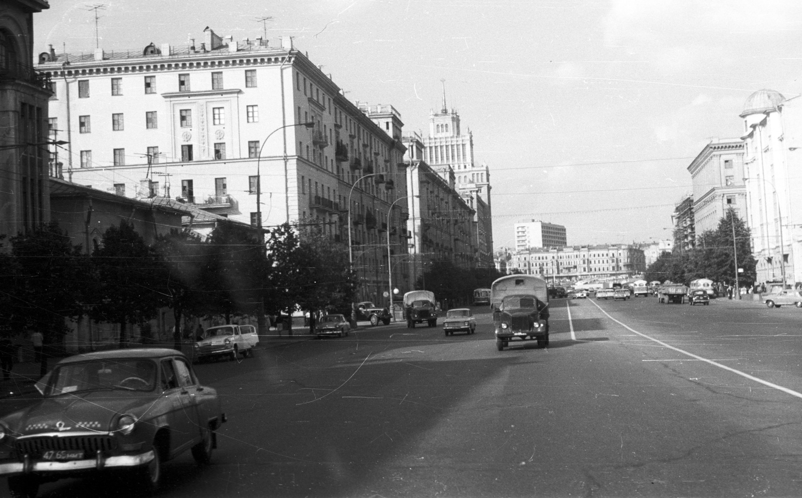 Oroszország, Moszkva, Bolsaja Szadovaja utca a Tverszkaja (ekkor Gorkij) utca felé nézve., 1967, Nagy Gyula, Szovjetunió, forgalom, szovjet gyártmány, GAZ-márka, teherautó, utcakép, GAZ M21 Volga, Fortepan #50329