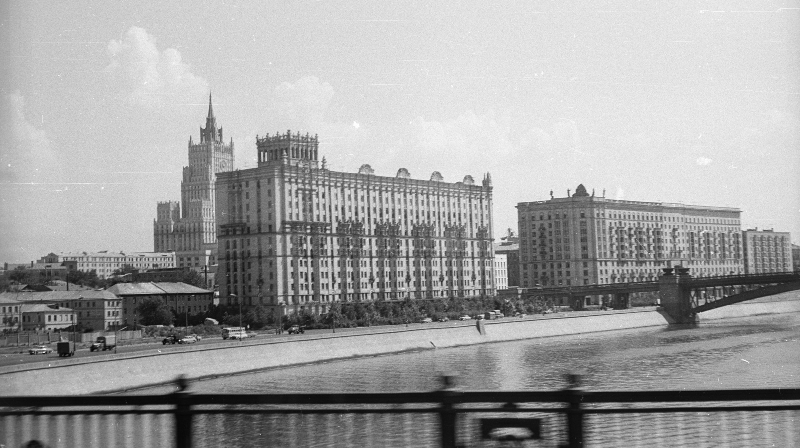Russia, Moscow, kilátás a Kutuzov hídról a Szmolenszk rakpartra, háttérben a Külügyminisztérium felhőkarcolója., 1967, Nagy Gyula, Soviet Union, high-rise building, Fortepan #50331
