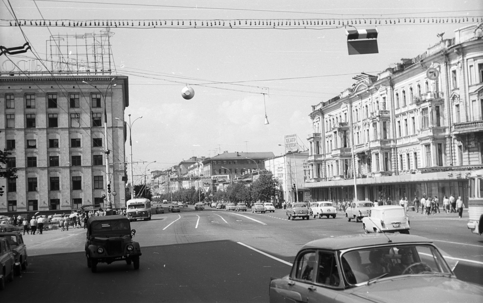Oroszország, Moszkva, a Tverszkaja (Gorkij) utca felől a 1-ja-Tverszkaja-Jamszkaja út felé nézve, balra a Triumfalnaja (Majakovszkogo) tér., 1967, Nagy Gyula, Szovjetunió, forgalom, szovjet gyártmány, GAZ-márka, utcakép, városkép, Moszkvics-márka, trolibusz, dzsip, automobil, Fortepan #50335