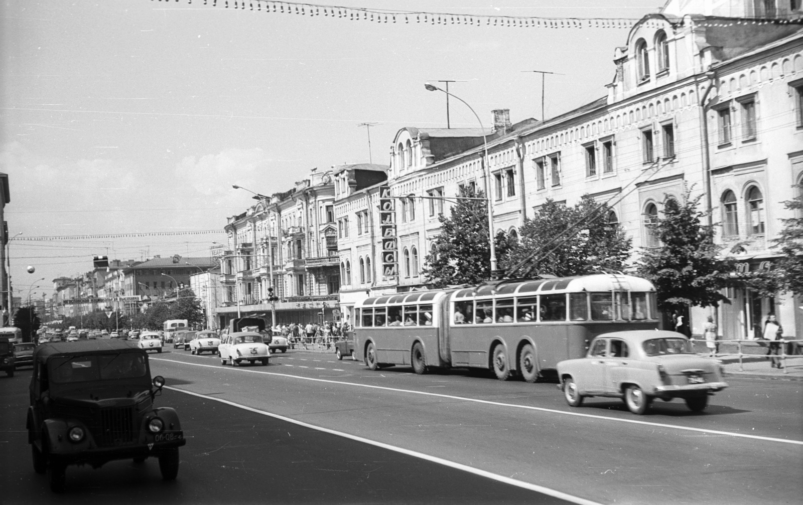 Oroszország, Moszkva, Tverszkaja (Gorkij) utca a Triumfalnaja tér felé nézve, szemben a Tverszkaja (Gorkij) utca 30. számú ház., 1967, Nagy Gyula, Szovjetunió, forgalom, szovjet gyártmány, GAZ-márka, utcakép, Moszkvics-márka, trolibusz, lámpaoszlop, dzsip, automobil, GAZ 69, Svarz Ts-1, cirill írás, Fortepan #50336