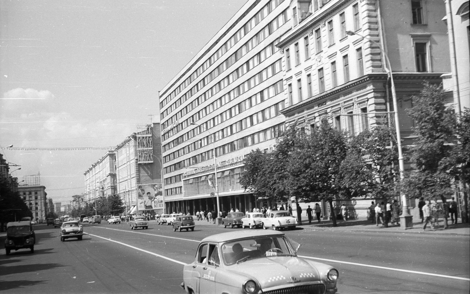 Russia, Moscow, Tverszkaja (Gorkij) utca a Mamonovszlij pereuloktól a Triumfalnaja tér felé nézve., 1967, Nagy Gyula, Soviet Union, traffic, street view, taxicab, Fortepan #50338