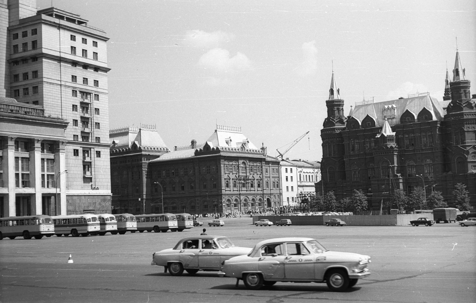 Russia, Moscow, Manézs tér, balra a Moszkva Szálló, szemben a Hadtörténeti Múzeum, jobbra az Állami Történelmi Múzeum., 1967, Nagy Gyula, Soviet Union, traffic, bus, GAZ-brand, street view, hotel, taxicab, museum, automobile, M21 Wolga, Vladimir Osipovich Sherwood-design, Alexey Viktorovich Shchusev-design, Fortepan #50343