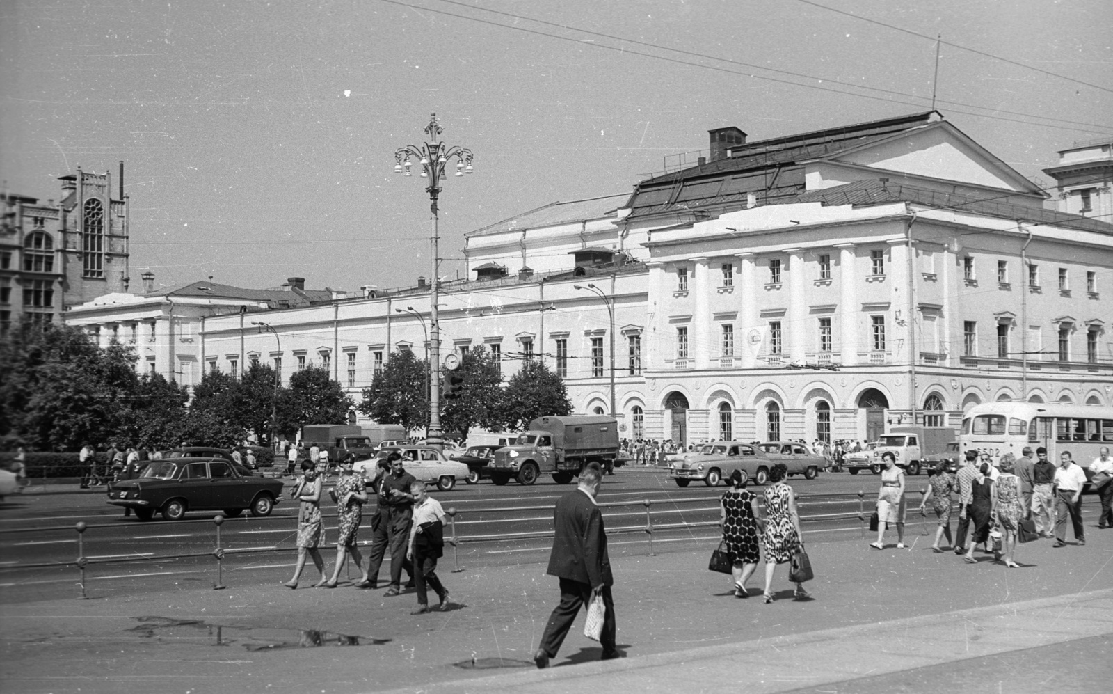 Oroszország, Moszkva, Színház (Szverdlov) tér, Moszkvai Kis Színház., 1967, Nagy Gyula, Szovjetunió, forgalom, autóbusz, utcakép, életkép, színház, lámpaoszlop, neogótika, bevásárlóközpont, neoklasszicizmus, Joseph Bové-terv, Konstantin Thon-terv, Roman Klein-terv, Fortepan #50345