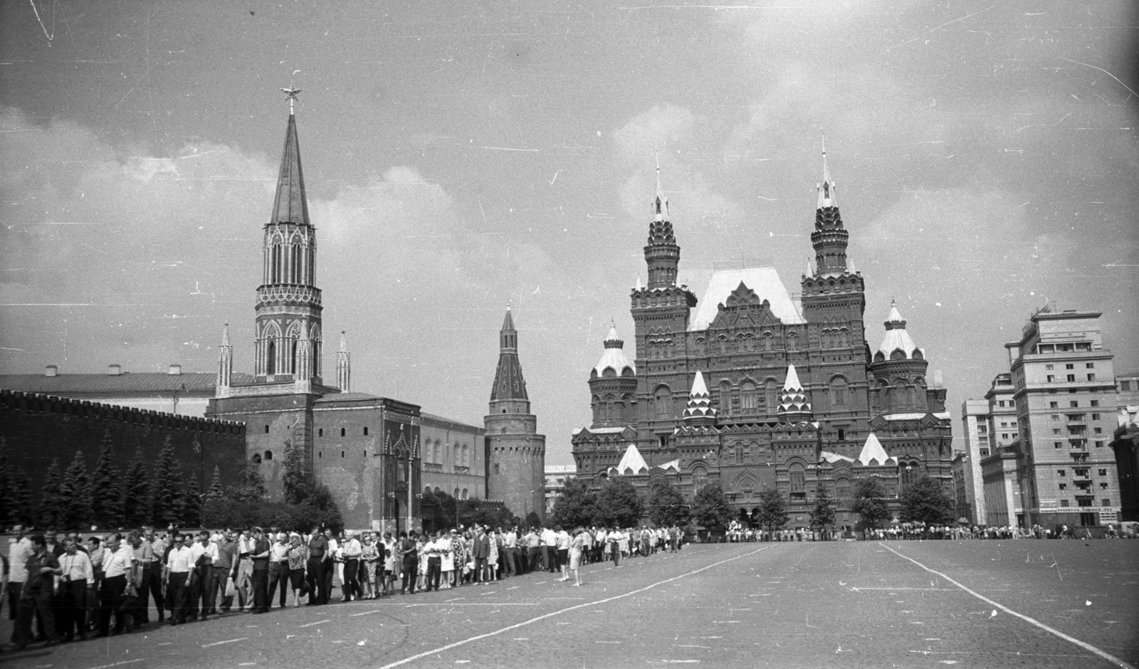 Russia, Moscow, Vörös tér, balra a Kreml, szemben az Állami Történelmi Múzeum. Sor a Lenin mauzóleumhoz., 1967, Nagy Gyula, Soviet Union, mass, museum, standing in line, Vladimir Osipovich Sherwood-design, Fortepan #50350