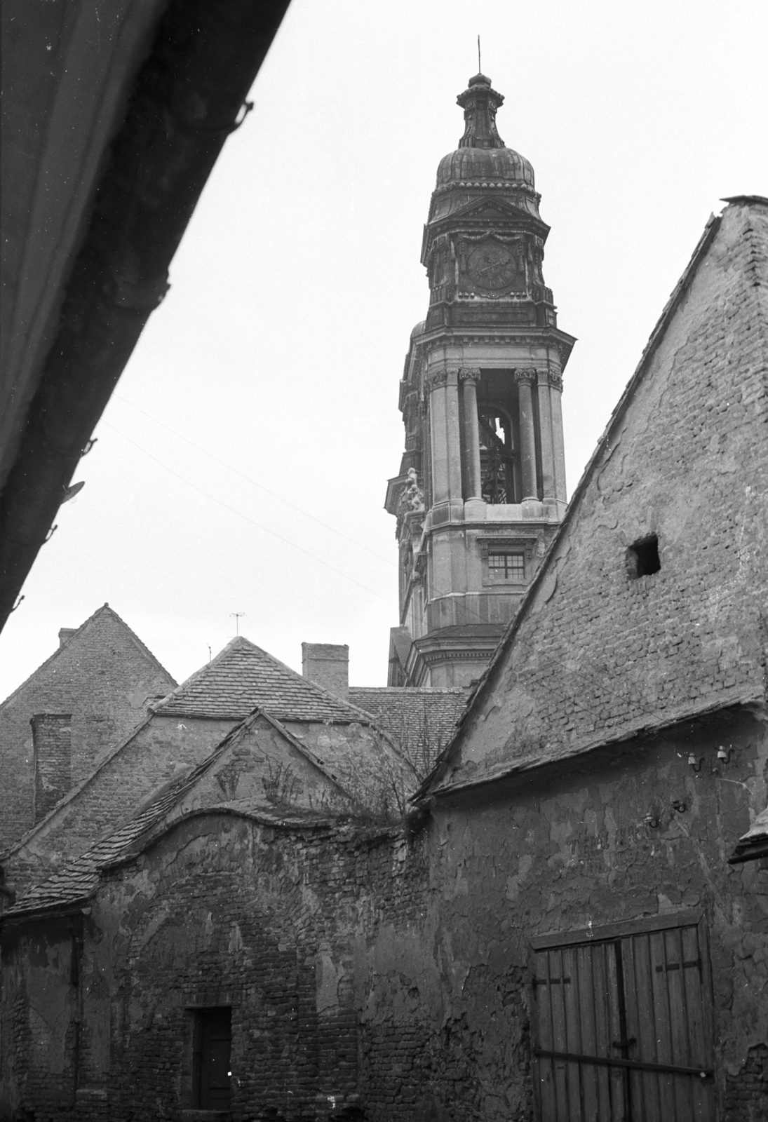 Hungary, Pápa, Ruszek köz, háttérben a Nagytemplom., 1965, Nagy Gyula, church, Catholic Church, Jakab Fellner-design, Fortepan #50351