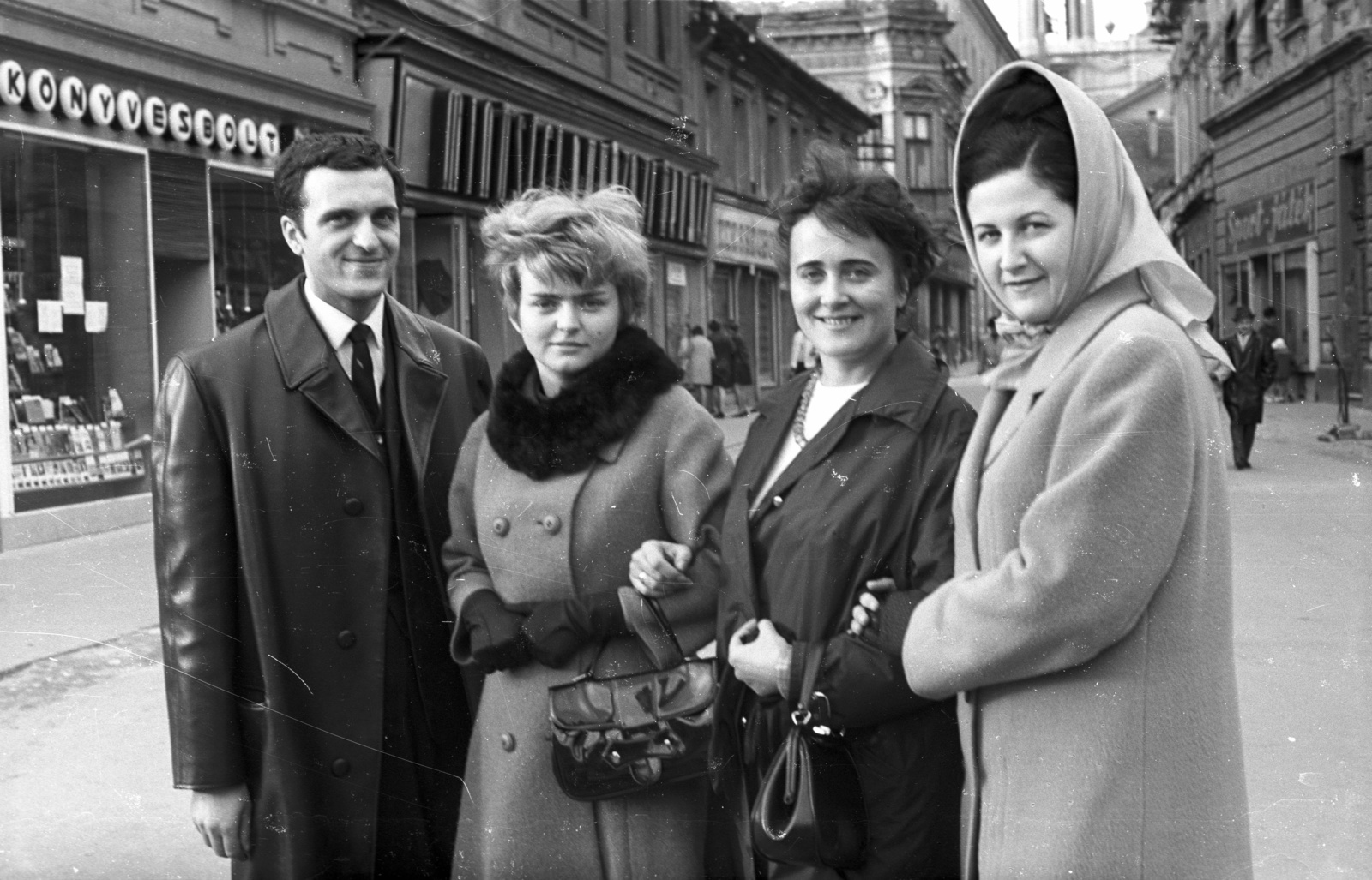 Hungary, Pápa, Kossuth Lajos utca., 1965, Nagy Gyula, fashion, tableau, handbag, hairdo, hold upper arms, Fortepan #50354