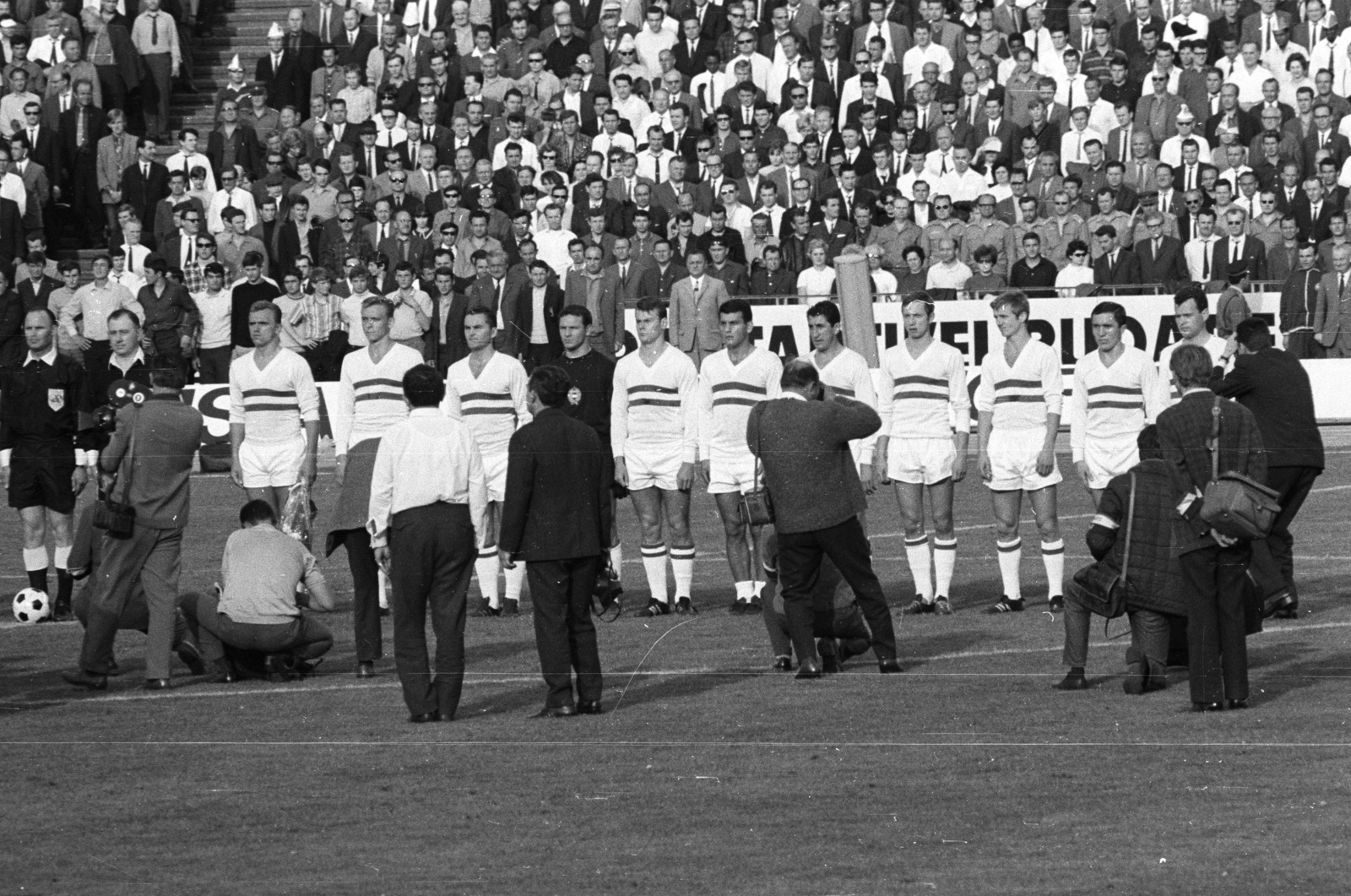 Hungary, Népstadion, Budapest XIV., Magyarország - Szovjetunió EB mérkőzés 1968. május 4. A magyar csapat: Mészöly, Solymosi, Ihász, Fatér, Szűcs, Farkas, Göröcs, Fazekas, Varga, Rákosi, Novák., 1968, Nagy Gyula, football, audience, photography, Budapest, Fortepan #50358