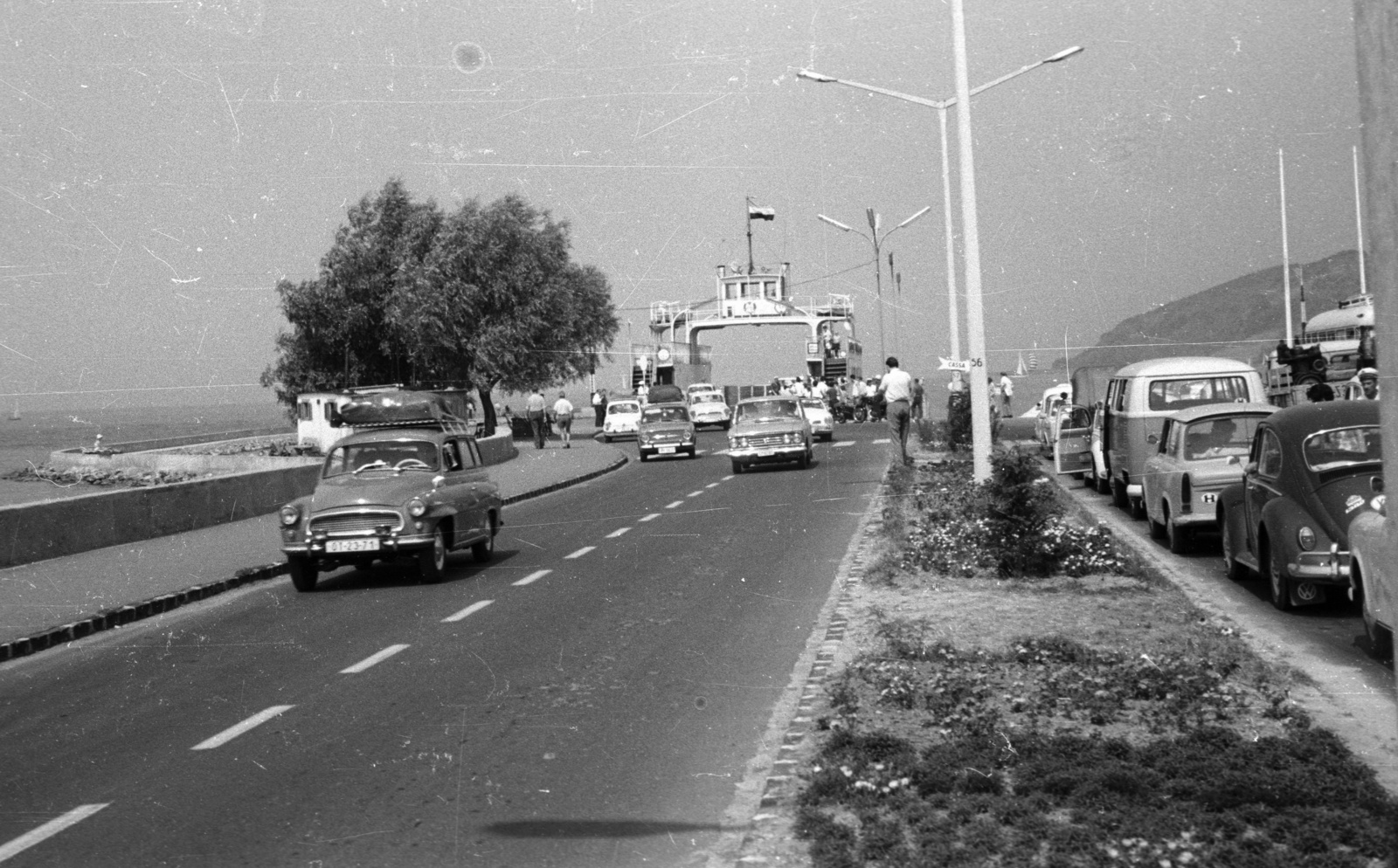 Magyarország,Balaton, Szántód, rév., 1965, Nagy Gyula, komp, csehszlovák gyártmány, szovjet gyártmány, Skoda-márka, Moszkvics-márka, Volkswagen-márka, automobil, Skoda Octavia, Moszkvics 408, országjelzés, Fortepan #50376