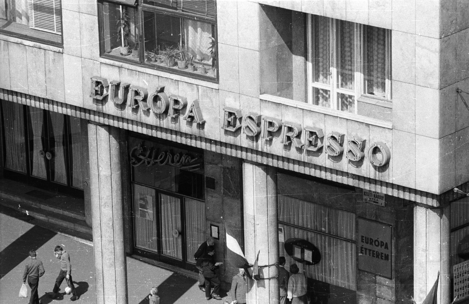 Hungary, Budapest II., Keleti Károly utca - Margit körút (Mártírok útja) saroképülete, Európa étterem., 1965, Nagy Gyula, pedestrian, street view, genre painting, espresso, restaurant, Budapest, Fortepan #50378