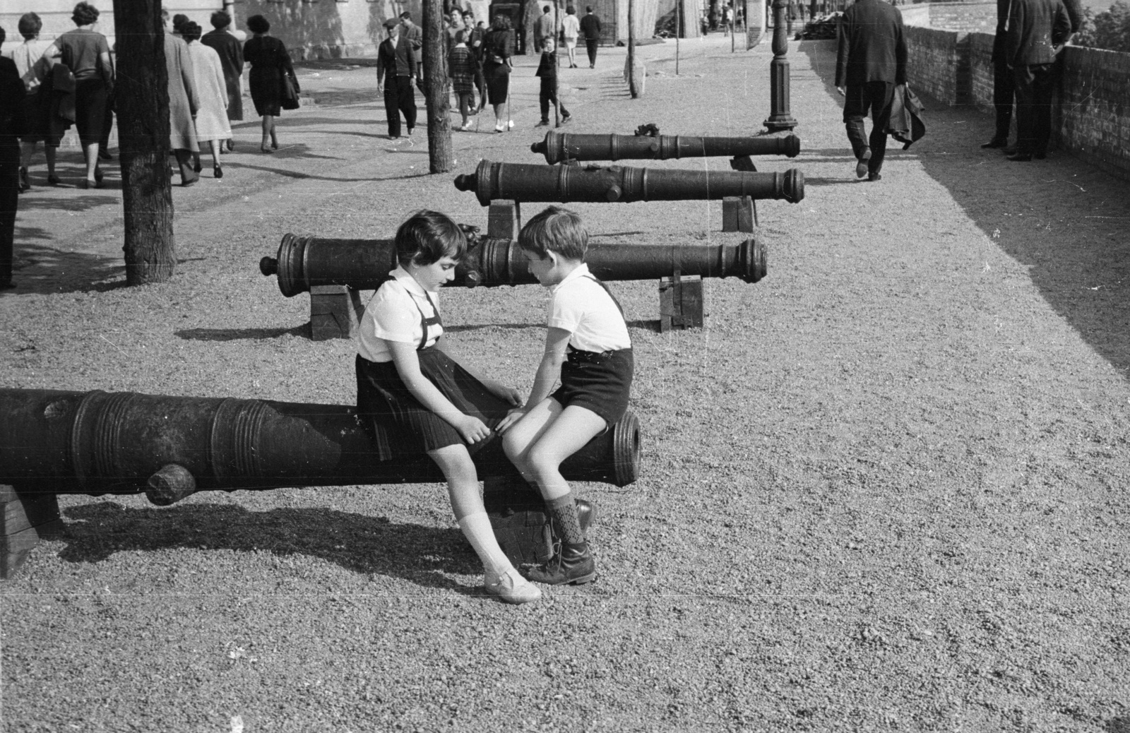 Hungary, Budapest I., Tóth Árpád sétány, történelmi ágyúk a Hadtörténeti Múzeum előtt., 1965, Nagy Gyula, walk, street view, genre painting, cannon, kids, Budapest, wide sitting, sitting on a cannon, Fortepan #50382