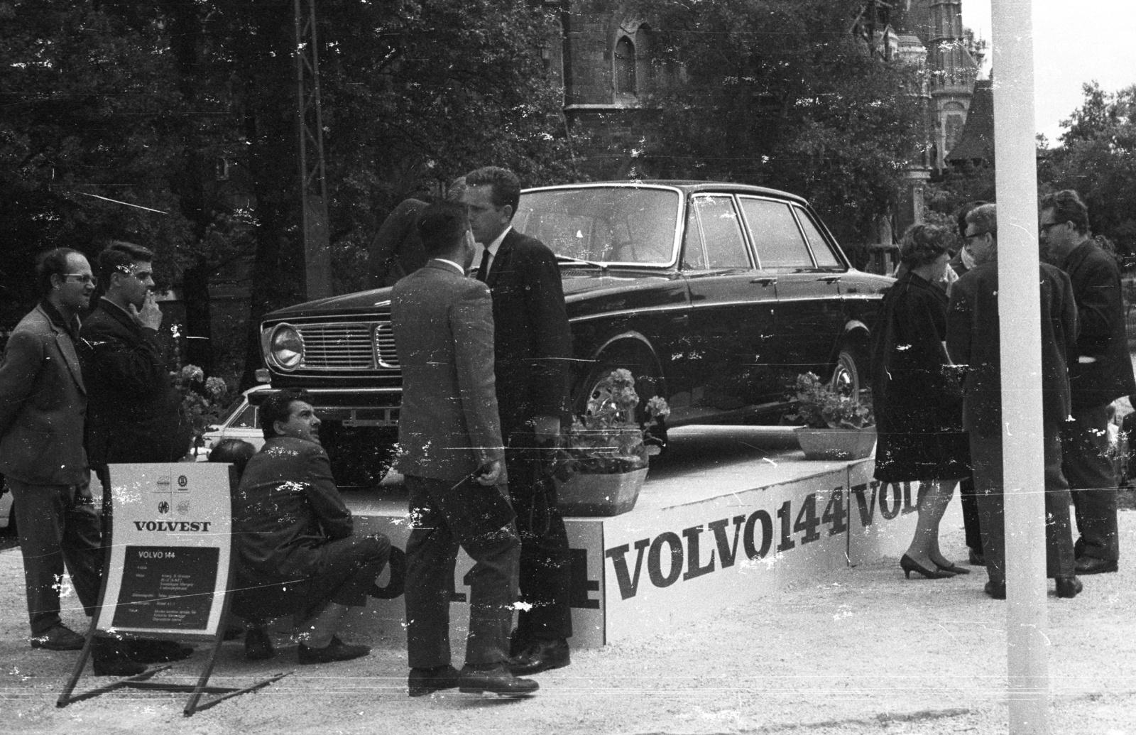 Magyarország, Városliget,Budapesti Nemzetközi Vásár, Budapest XIV., Volvo 144-es személygépkocsi, háttérben a Vajdahunyad vára., 1967, Nagy Gyula, kastély, Volvo-márka, Alpár Ignác-terv, kiállítás, automobil, svéd gyártmány, Volvo 140, eklektikus építészet, Budapest, Fortepan #50399