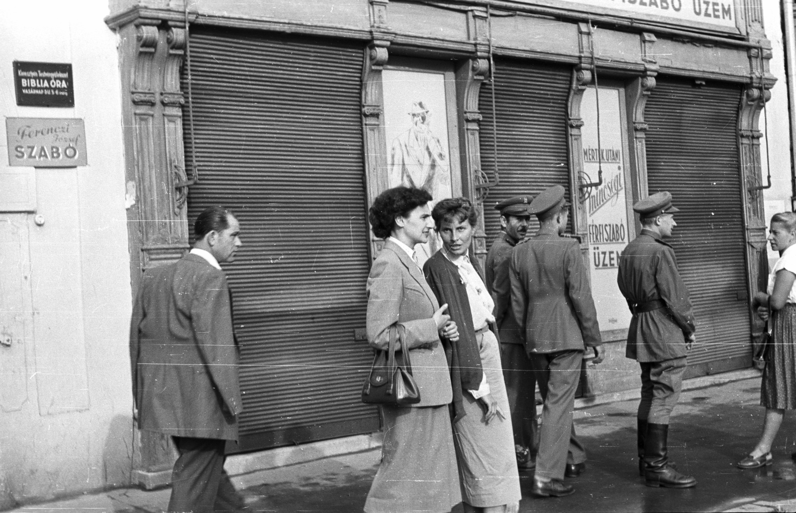 Magyarország, Miskolc, Városház tér 7. sz. Bakos–Mázer-ház üzletportálja., 1955, Nagy Gyula, egyenruha, cégtábla, utcakép, retikül, csizma, tányérsapka, bélletes kapuzat, kisiparos, Biblia, református, zárvatartás, szabóság, Fortepan #50402