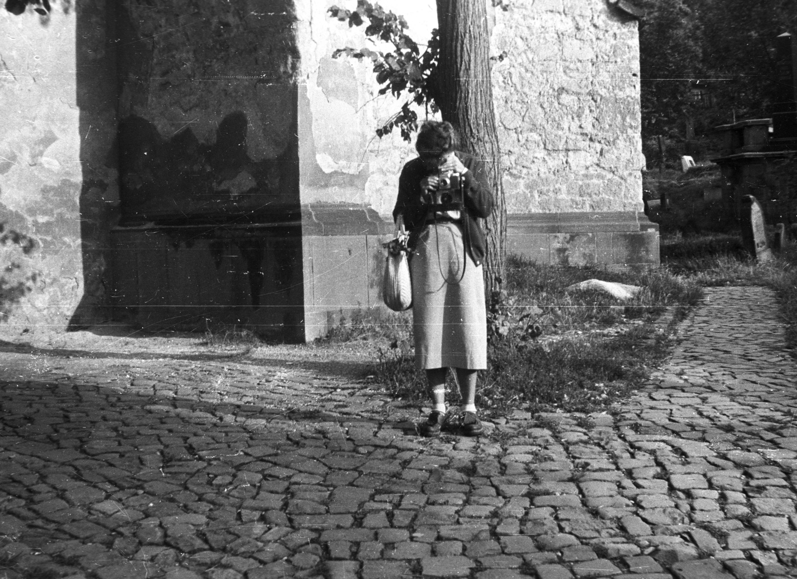 Magyarország, Miskolc, a felvétel az avasi református templom előtt készült. , 1955, Nagy Gyula, fényképezőgép, fotózás, templom, temető, Fortepan #50407