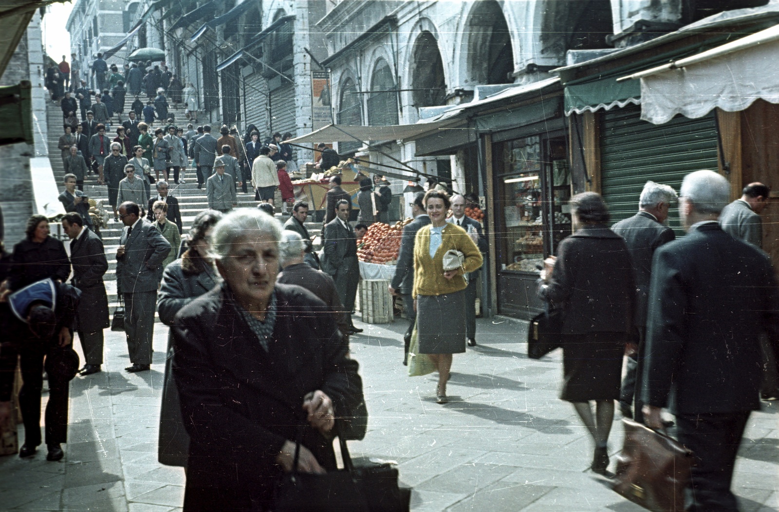 Italy, Venice, a Ruga degli Orefici, szemben a Rialto híd., 1964, Nagy Gyula, colorful, Fortepan #50419