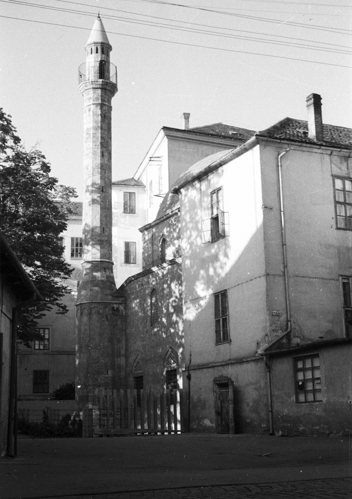 Hungary, Pécs, Minaret Jakováli Hasszán pasa dzsámija mellett., 1964, Nagy Gyula, religion, Fortepan #50424