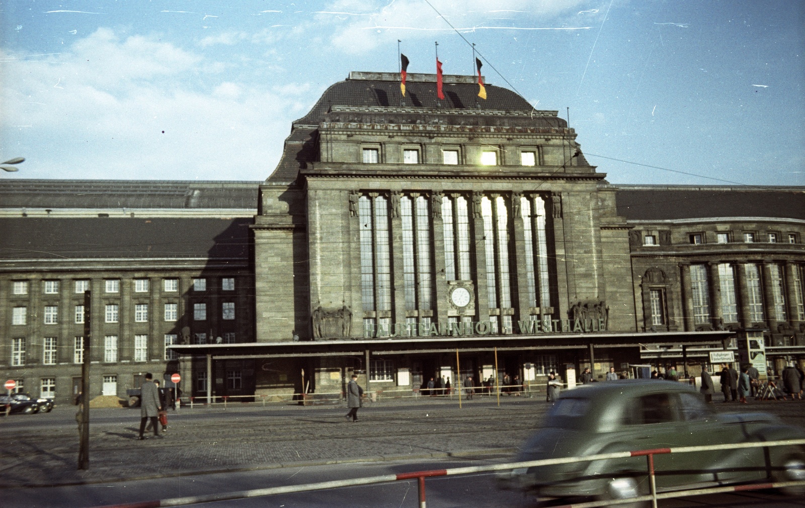 Germany, Leipzig, főpályaudvar., 1965, Nagy Gyula, colorful, street view, genre painting, GDR, train station, automobile, William Lossow-design, Max Hans Kühne-design, Fortepan #50430