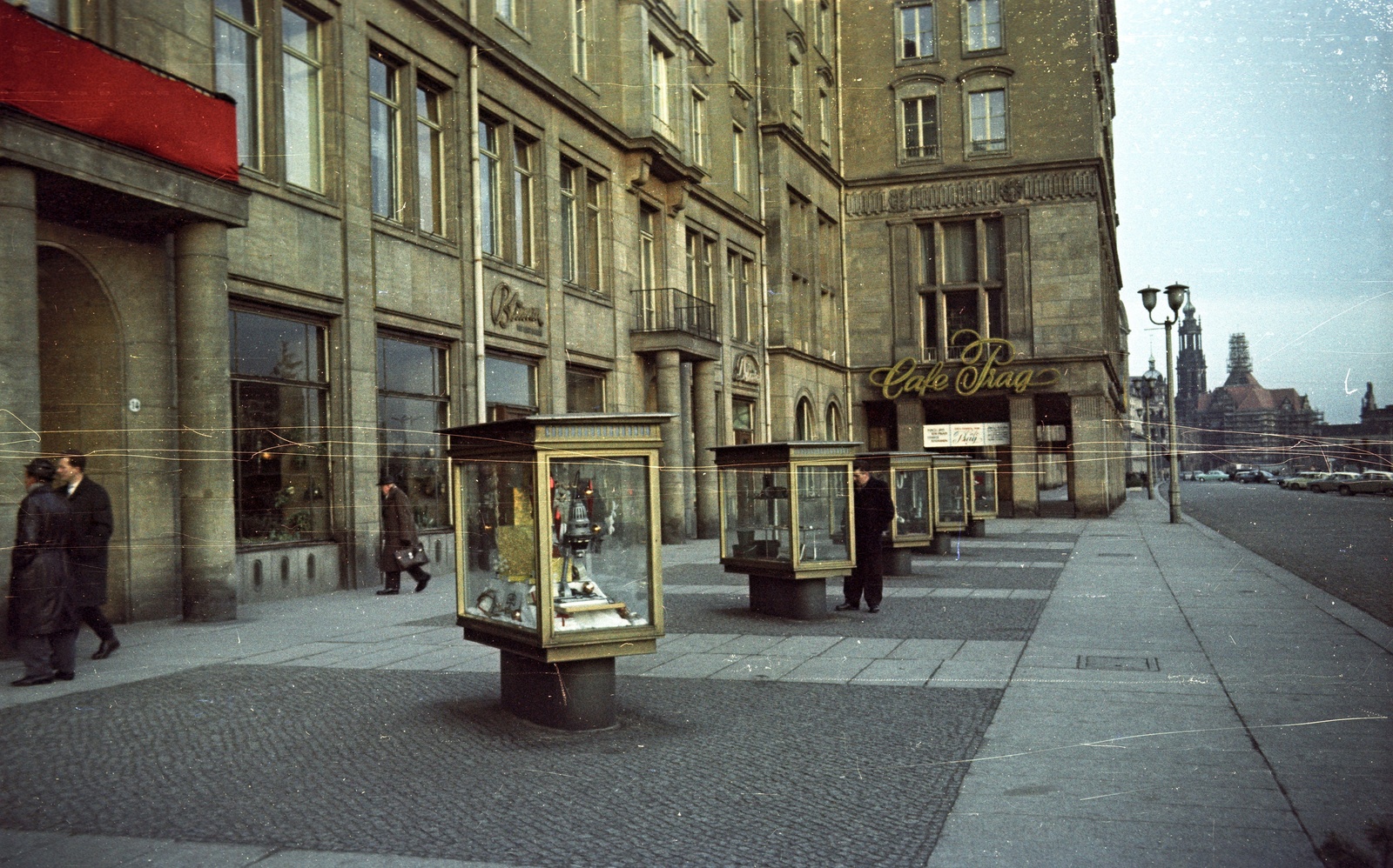 Németország, Drezda, Seestrasse, Cafe Prag., 1965, Nagy Gyula, színes, kirakat, cégtábla, utcakép, NDK, lámpaoszlop, Fortepan #50436