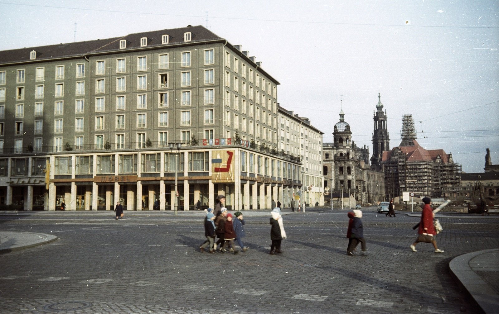 Germany, Dresden, az Altmarkt és a Schloßstrasse sarka, háttérben a Hofkirche tornya., 1965, Nagy Gyula, ad, colorful, street view, genre painting, GDR, Fortepan #50438