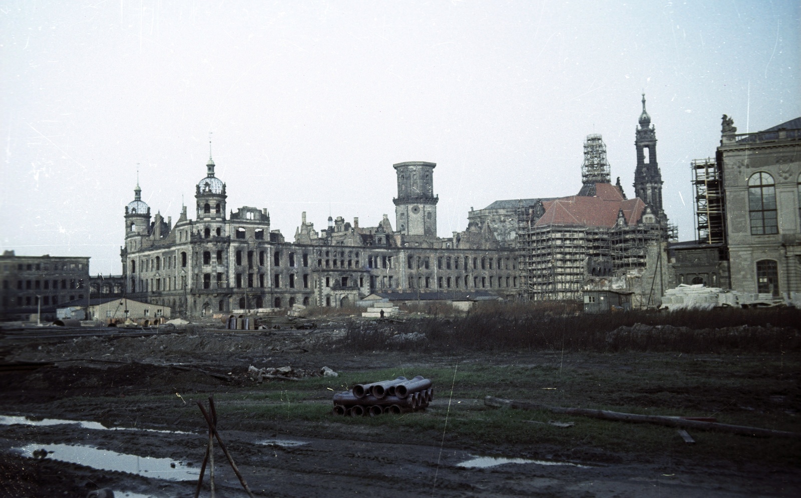 Germany, Dresden, Neumarkt, a Drezdai Kastély (Residenzschloss) romjai, jobbra a Hofkirche tornya., 1965, Nagy Gyula, colorful, construction, GDR, damaged building, Fortepan #50443