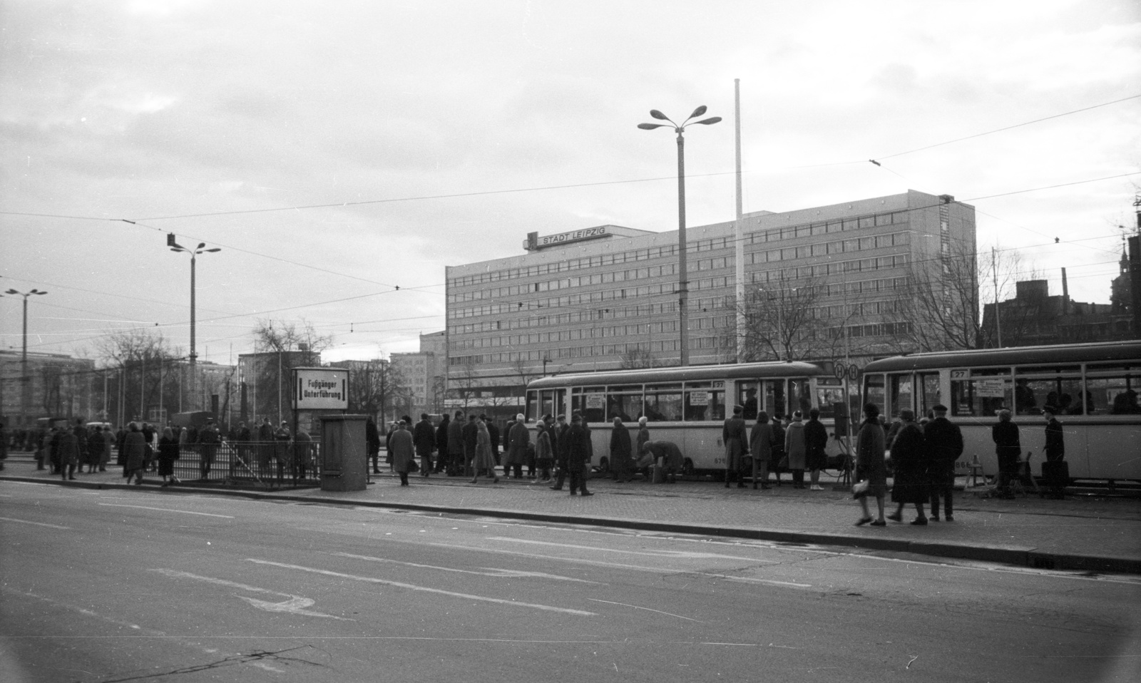 Germany, Leipzig, Willy-Brandt-Platz (Platz der Republik), háttérben a Hotel Stadt Leipzig., 1965, Nagy Gyula, street view, genre painting, tram, GDR, lamp post, tram stop, public transport, public transport line number, Fortepan #50448