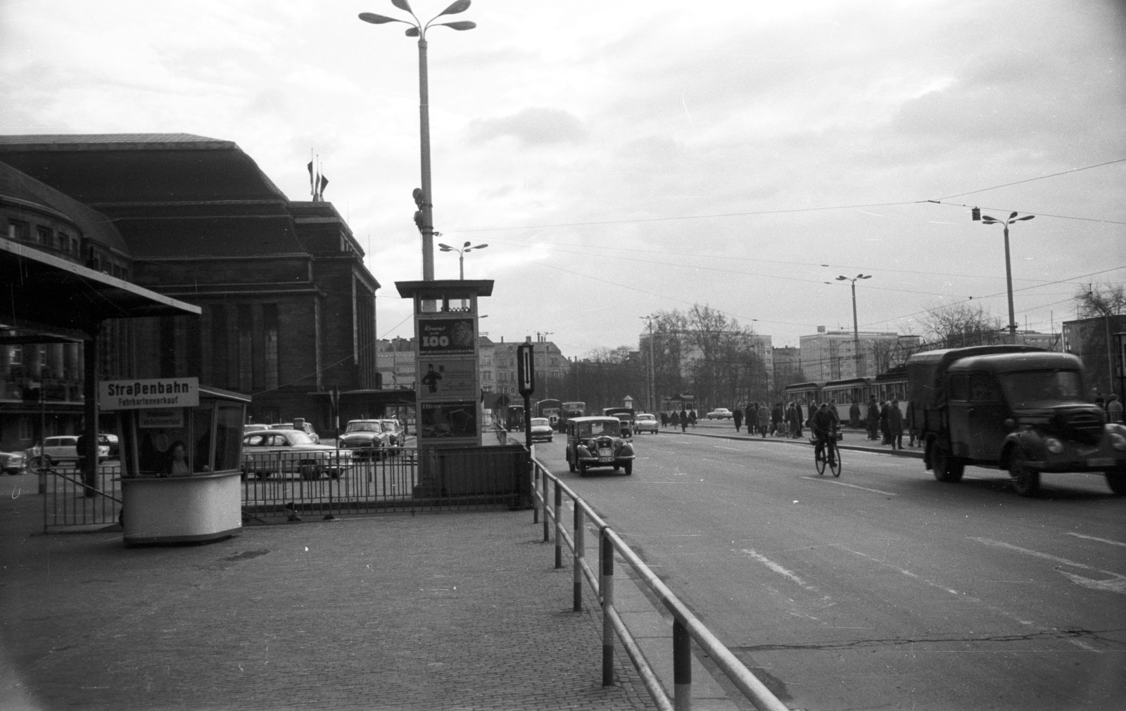 Germany, Leipzig, Willy-Brandt-Platz (Platz der Republik), balra a Főpályaudvar., 1965, Nagy Gyula, traffic, commercial vehicle, street view, ad pillar, GDR, lamp post, train station, automobile, William Lossow-design, Max Hans Kühne-design, Fortepan #50449