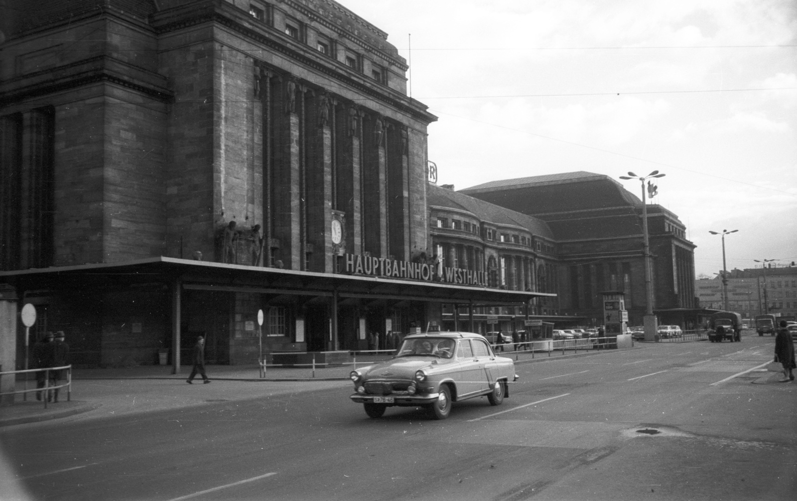 Germany, Leipzig, főpályaudvar., 1965, Nagy Gyula, traffic, Soviet brand, GAZ-brand, street view, GDR, lamp post, train station, M21 Wolga, William Lossow-design, Max Hans Kühne-design, Fortepan #50451
