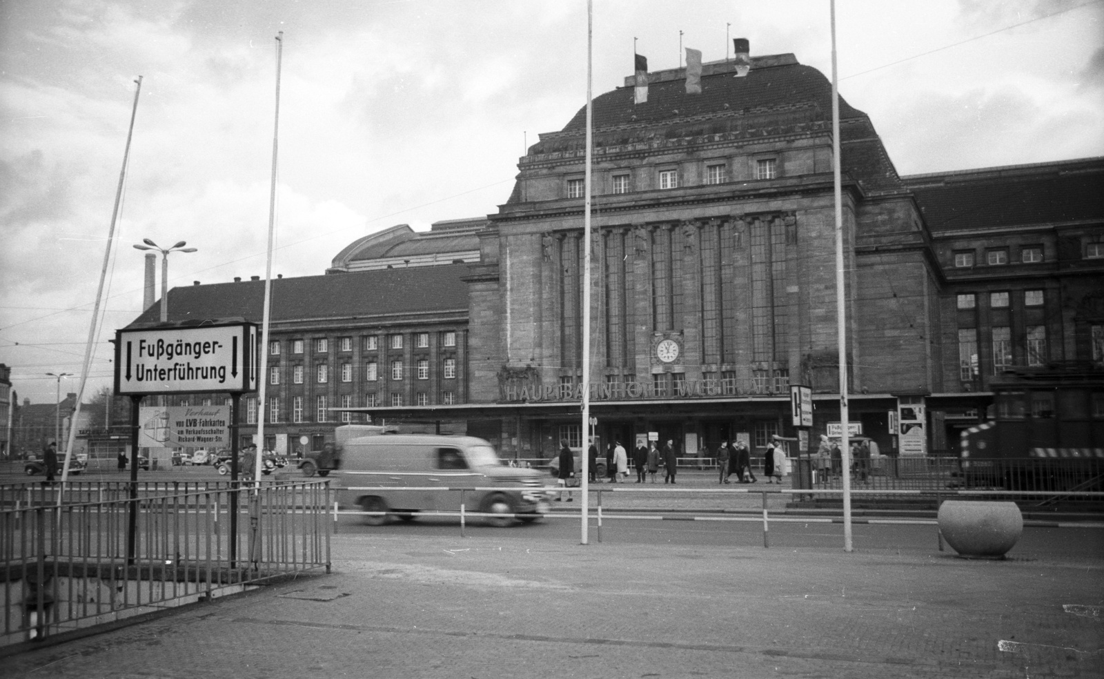 Germany, Leipzig, főpályaudvar., 1965, Nagy Gyula, traffic, commercial vehicle, street view, genre painting, GDR, train station, William Lossow-design, Max Hans Kühne-design, german text, Fortepan #50452