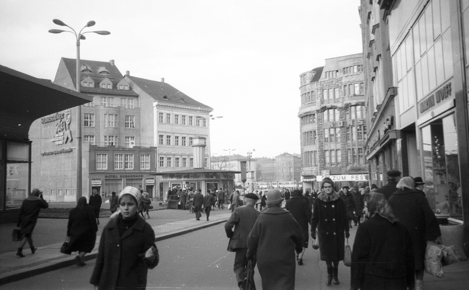 Germany, Leipzig, Hainstrasse a Brühl felé nézve. Háttérben az épületek között a Richard-Wagner-Platz látszik., 1965, Nagy Gyula, GDR, Fortepan #50459