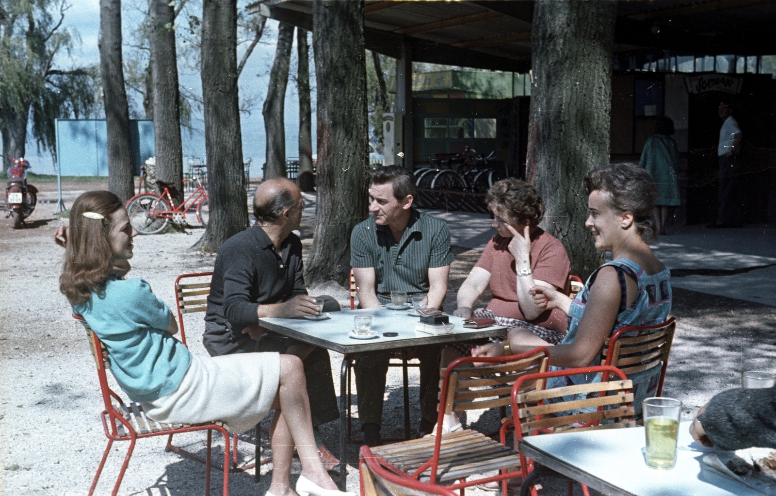 Hungary, Balatonlelle, Móló sétány., 1965, Nagy Gyula, bicycle, colorful, motorcycle, buffet, companionship, Fortepan #50460