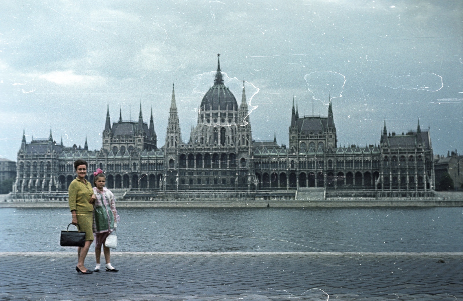 Hungary, Budapest I., budai alsó rakpart, szemben a Parlament., 1965, Nagy Gyula, fashion, colorful, Imre Steindl-design, handbag, parliament, Neo-Gothic-style, Danube, eclectic architecture, Budapest, Fortepan #50462
