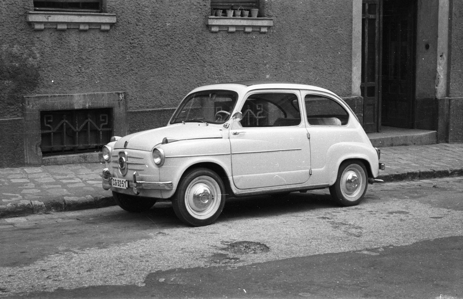 Hungary, Víziváros, Budapest I., Hunyadi János út 13. Fiat típusú személygépkocsi., 1965, Nagy Gyula, German brand, automobile, number plate, Budapest, Fortepan #50474