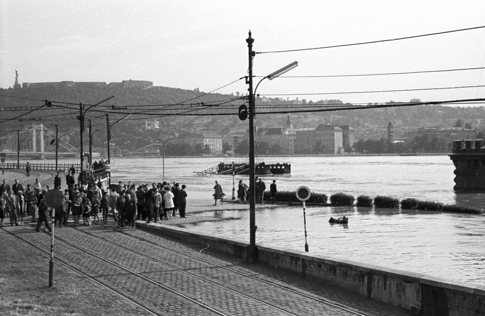 Hungary, Budapest V., pesti alsó rakpart árvíz idején az Eötvös térnél, háttérben a Gellért-hegy., 1965, Nagy Gyula, mass, flood, Budapest, Fortepan #50479